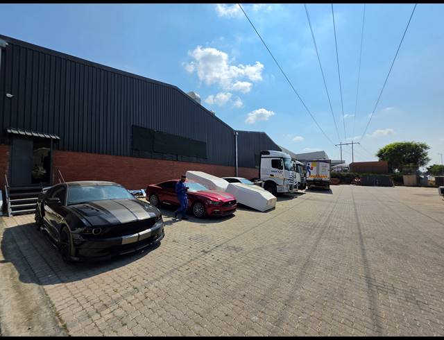 1,214M² WAREHOUSE TO LET IN COSMO BUSINESS PARK